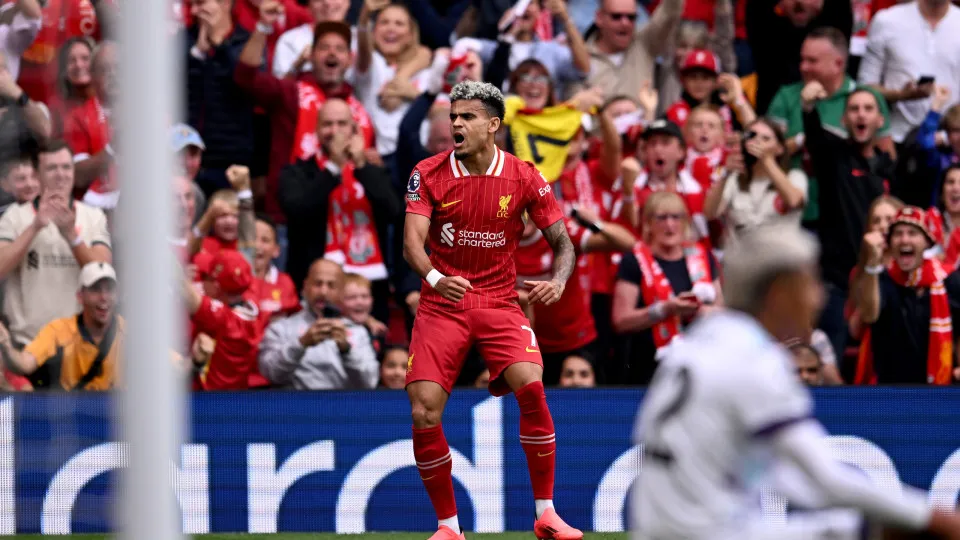 LIVERPOOL, ENGLAND - SEPTEMBER 21: (THE SUN OUT, THE SUN ON SUNDAY OUT) Luis Diaz of Liverpool celebrating after scoring the opening goal during the Premier League match between Liverpool FC and AFC Bournemouth at Anfield on September 21, 2024 in Liverpoo