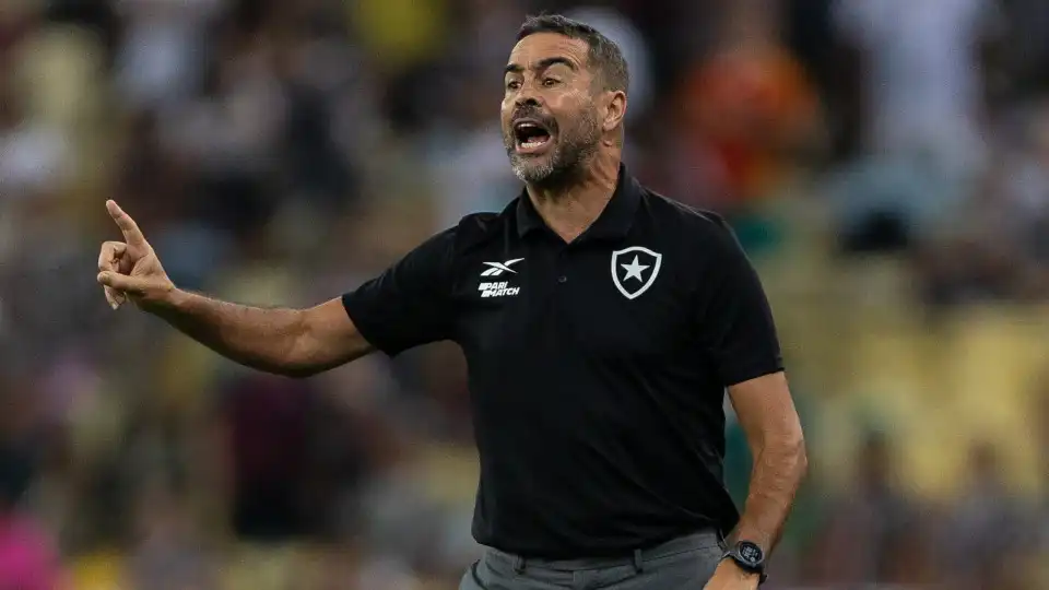 Artur Jorge sorri nos penáltis. Botafogo está nas 'meias' da Libertadores