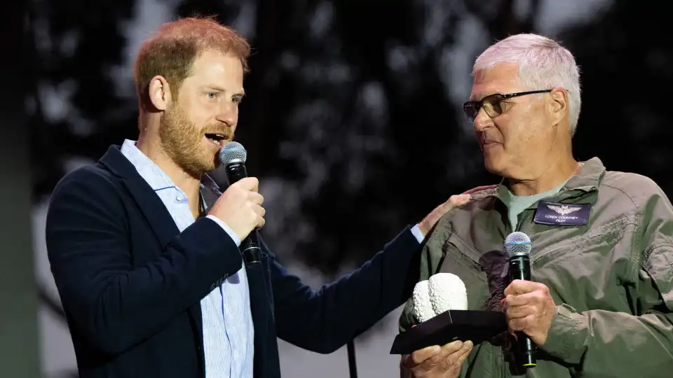 Príncipe Harry homenageia socorrista: "Porque ainda o faz?"