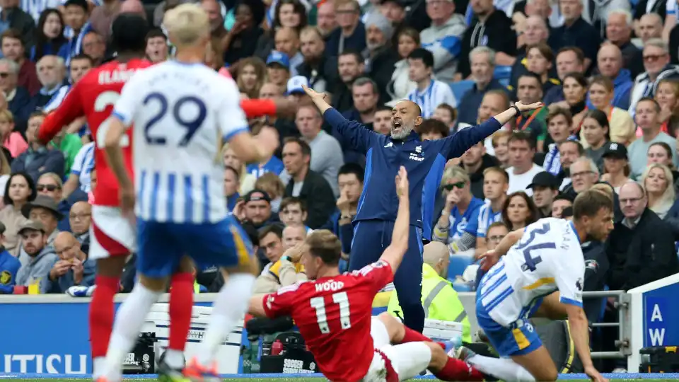 Nuno Espírito Santo no banco do Nottingham Forest... apesar da expulsão