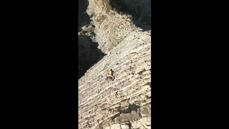 Sonho tornado realidade. Homem imita Aladino e voa - mesmo - com tapete