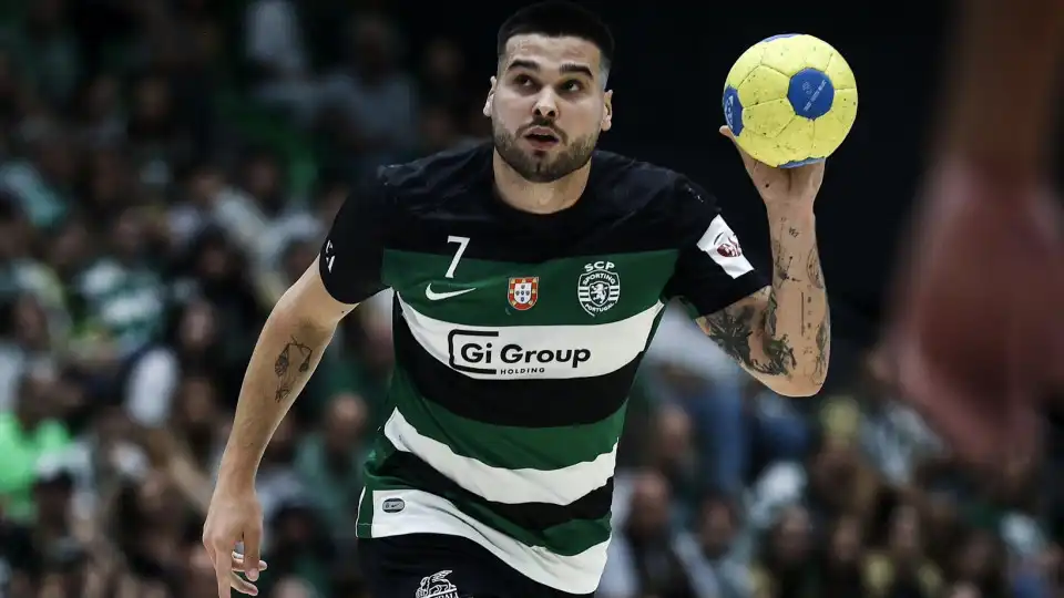 Sporting reage a tombo europeu e 'cilindra' Nazaré no regresso a Portugal