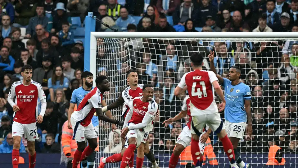 'Pedra' no sapato 'rouba' vitória ao Arsenal com golo ao cair do pano