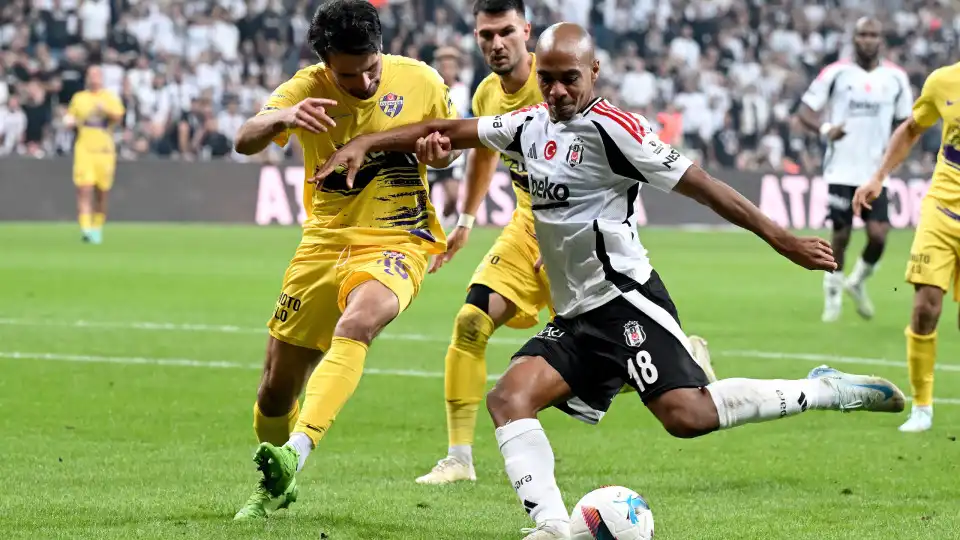 Assistência de João Mário ajuda Besiktas a 'colar-se' a José Mourinho