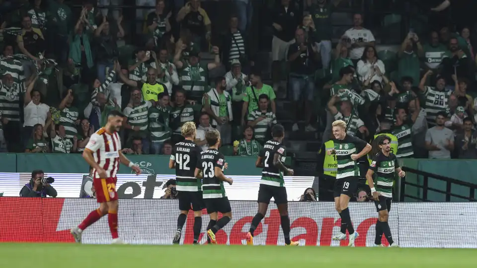 Áudios do VAR revelam penálti por assinalar a favor do Sporting