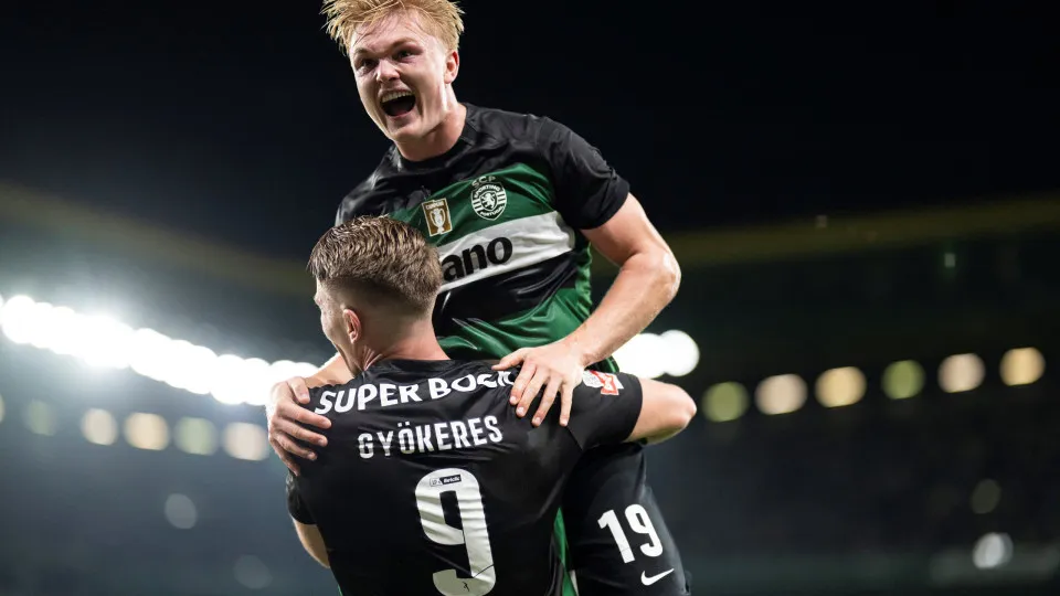 Sporting Lisbon's Swedish forward #09 Viktor Gyokeres celebrates with Sporting Lisbon's Danish forward #19 Conrad Harder after scoring his team's first goal during the Portuguese League football match between Sporting  and AVS SAD at Alvalade stadium in