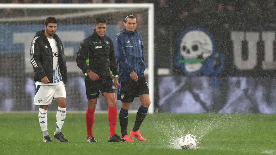 Jogo molhado, jogo adiado... Chuva obriga a reagendar jogo da Serie A