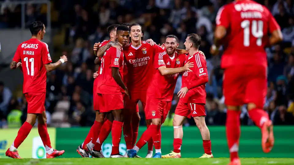 Benfica transforma Bessa em 'banho turco' e já mora no pódio