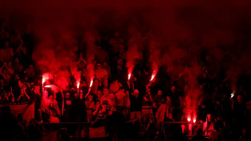 Adeptos do Benfica provocaram pequeno incêndio no Bessa