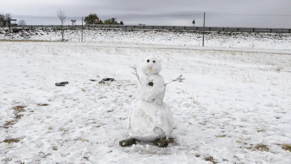 África do Sul 'pintada de branco' fora da época. Neve matou duas pessoas