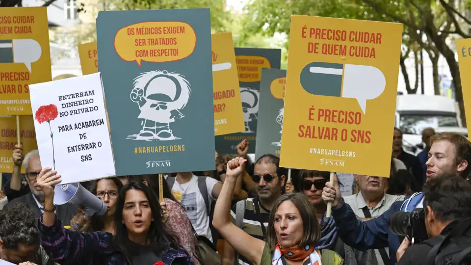 Médicos protestam em frente ao Ministério da Saúde por melhores salários 