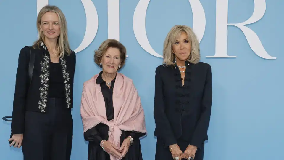 Aos 87 anos, rainha Sonia deslumbra na Semana da Moda de Paris