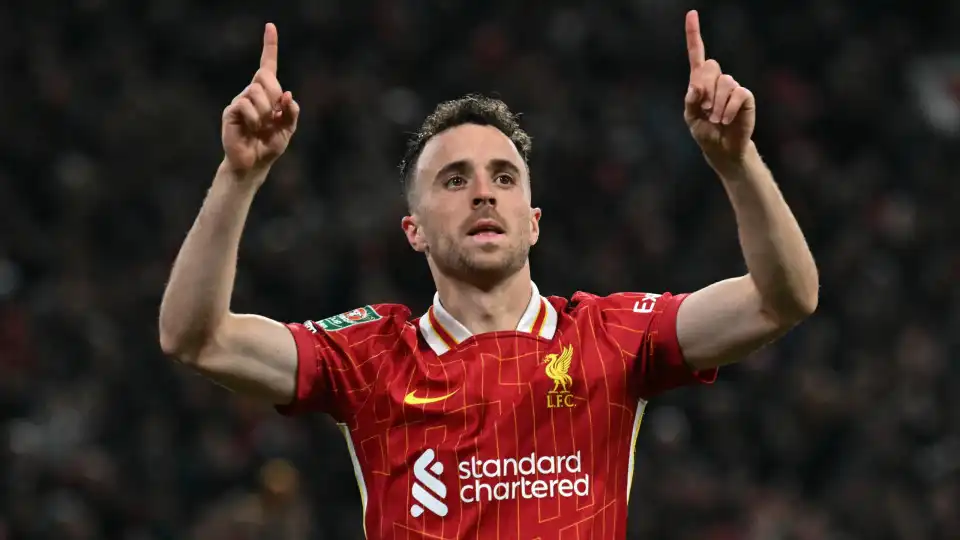 Diogo Jota lidera reviravolta do Liverpool. Arsenal 'esmaga' Bolton