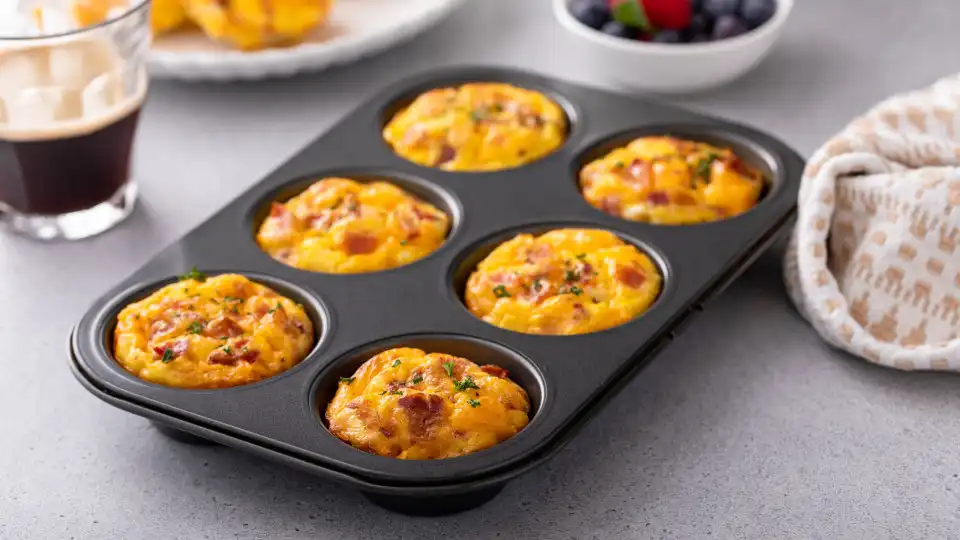 Receita. 'Muffins' de ovo, queijo e tomate ideais para começar o dia