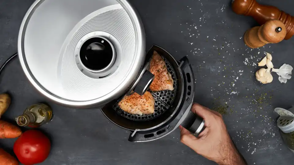 Truques para deixar a 'air fryer' limpa e sem gordura em 15 minutos