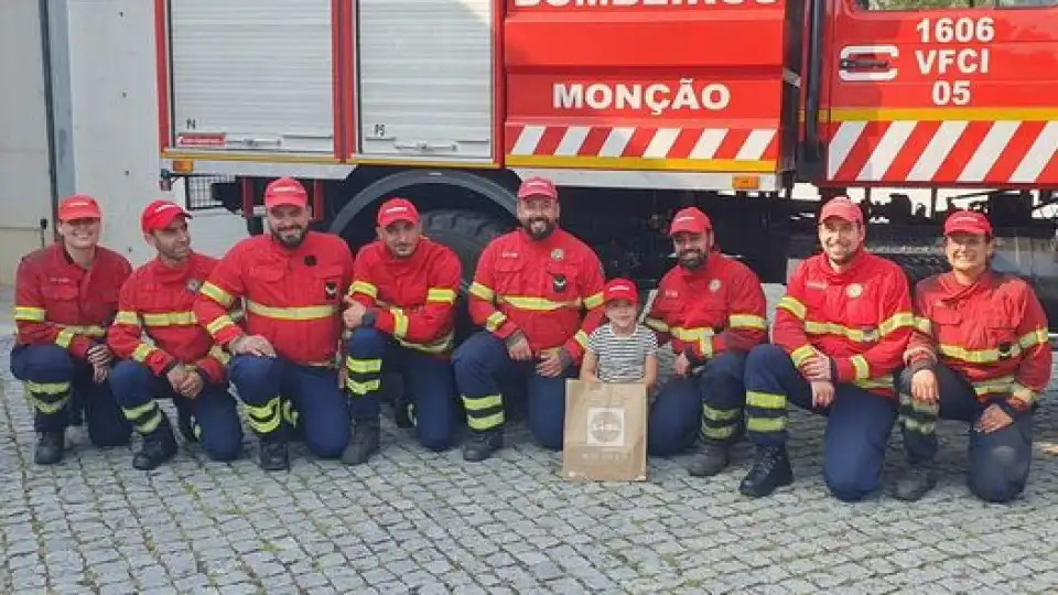 Após fogos, criança espanhola oferece donativo a bombeiros de Monção