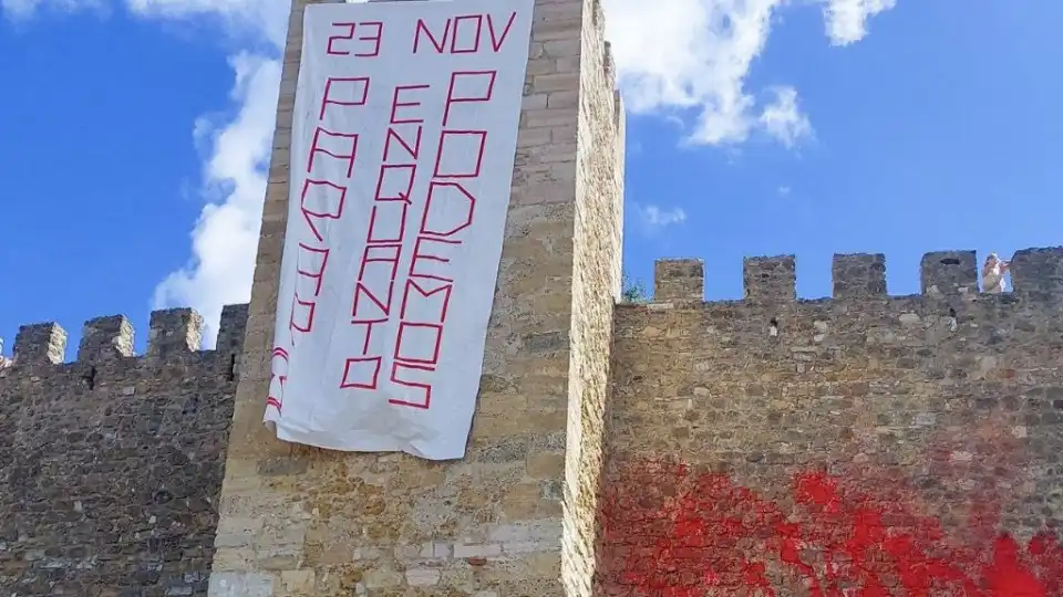 Apoiantes do Climáximo pintam Castelo de São Jorge em Lisboa