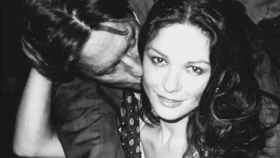 Catherine Zeta-Jones dá os parabéns a Michael Douglas... com foto sensual