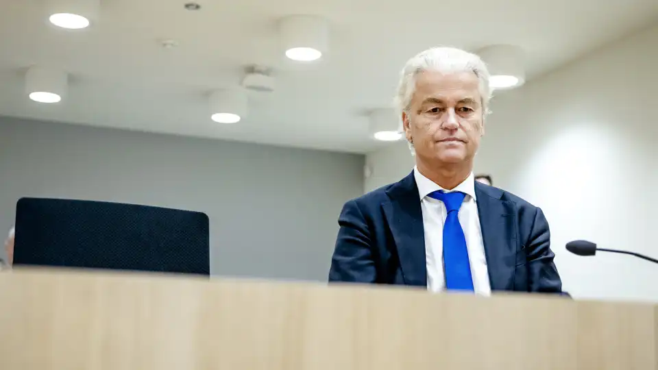 Extrema-direita de Wilders cresce após formar governo nos Países Baixos