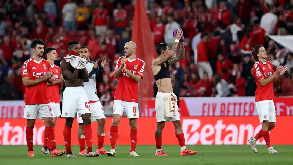 Mão aberta também serve para dizer 'calma'. Notas do Benfica-Gil Vicente