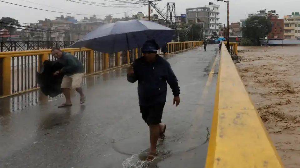 Sobe para 101 o número de mortos no Nepal. Veja as imagens das inundações