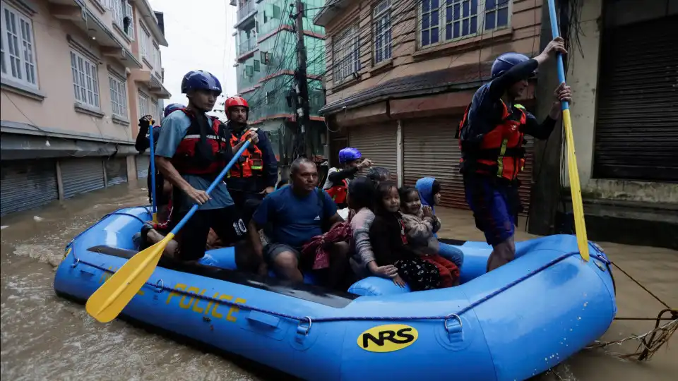 Pelo menos 129 mortos no Nepal devido às cheias