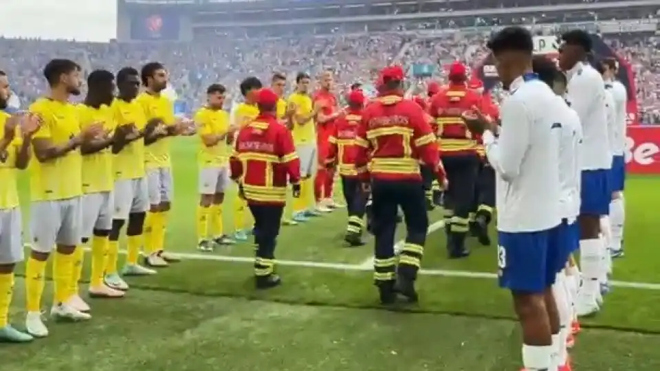 A arrepiante homenagem aos bombeiros antes do FC Porto-Arouca