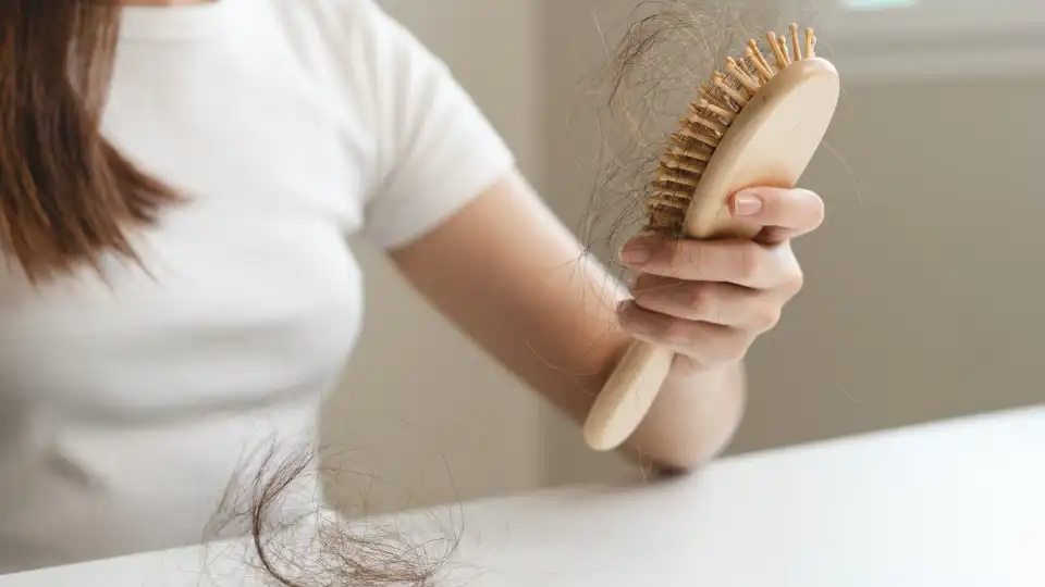 Cabelo a cair às 'mãos cheias'? Esta pode ser a razão (e é evitável)