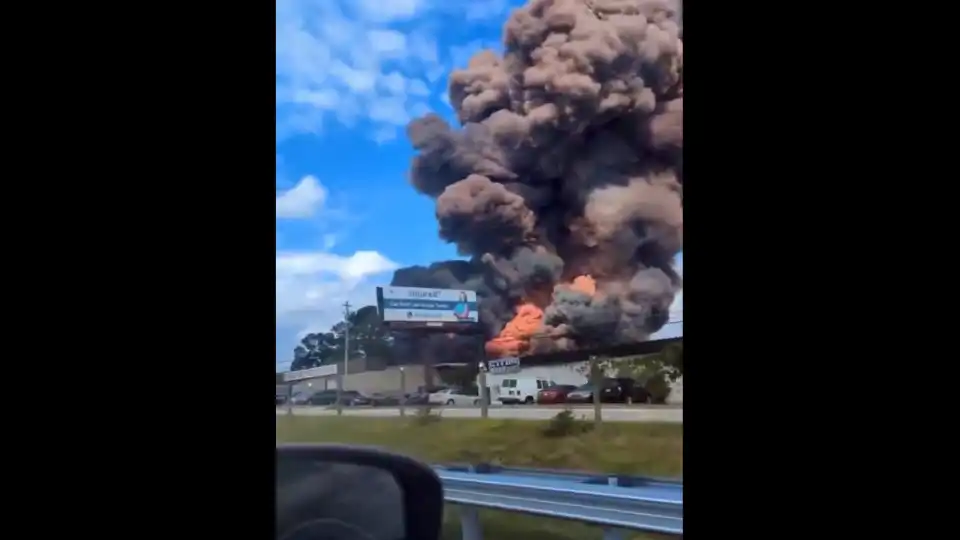 População retirada após incêndio em laboratório químico na Geórgia