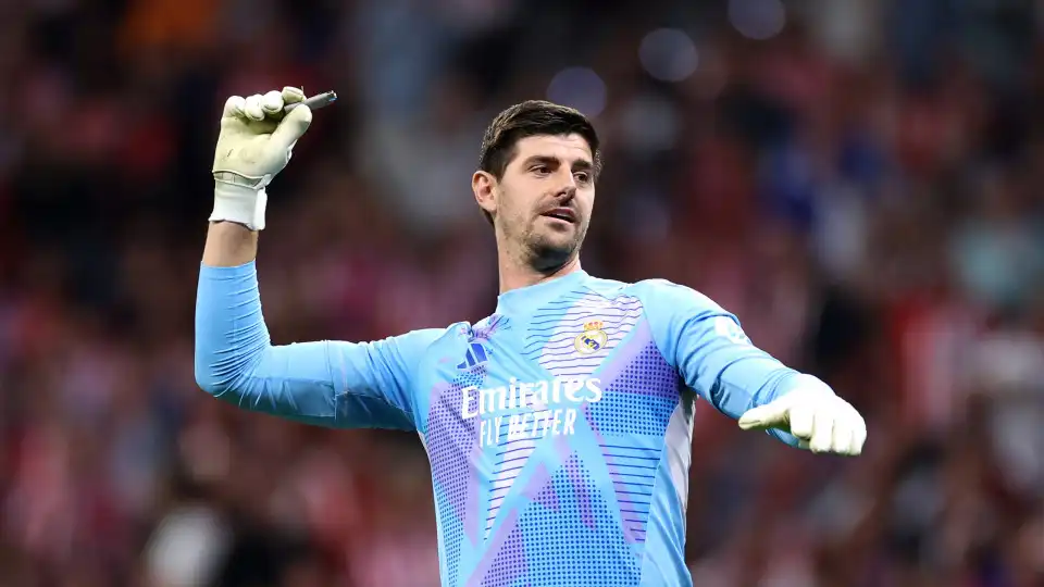 Cuspidelas e lixo. Adeptos do Atl. Madrid vandalizam placa de Courtois