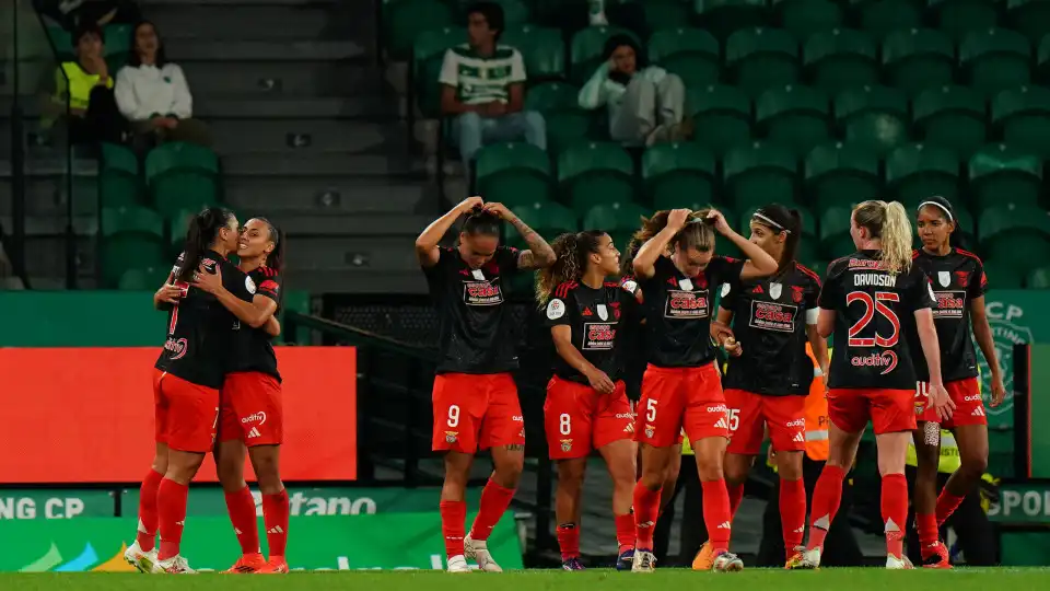 Benfica esquece desilusão europeia, vence Sporting e é líder isolado