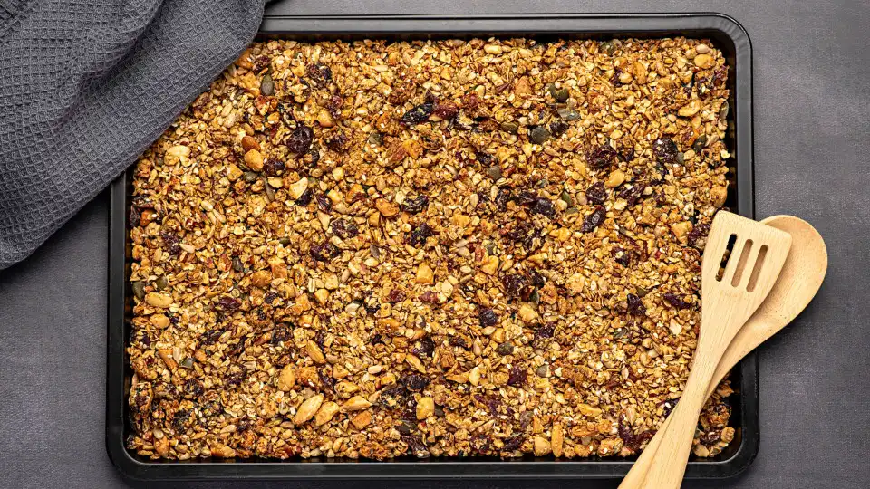 Fazer granola é bem mais fácil do que imagina. Esta receita é a prova