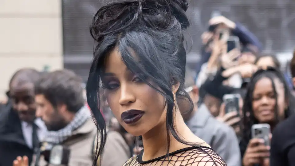 Cardi B à conquista de Paris! Eis o visual arrojado na Semana da Moda