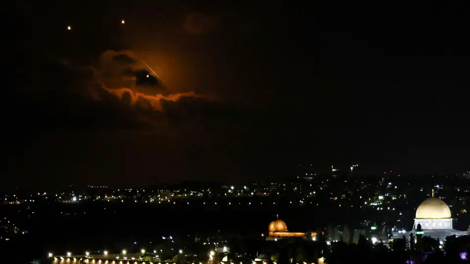 Israel reabre espaço aéreo após ataque do Irão