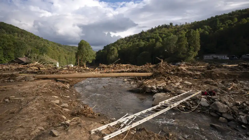 "Qualquer pai o faria". Anda 48 km para levar filha ao altar após Helene