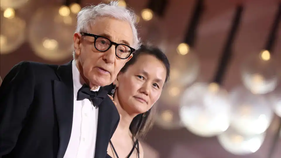 Woody Allen visto em público com a mulher... o que é raro (veja a imagem)