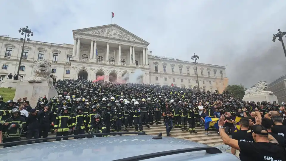 Eis as imagens do protestos dos sapadores junto à Assembleia da República