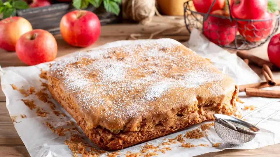 Receita de bolo de maçã e canela. Vai ser difícil não cair em tentação!