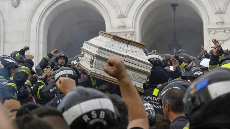 Fogo, um caixão e palavras de ordem. O protesto dos sapadores na AR