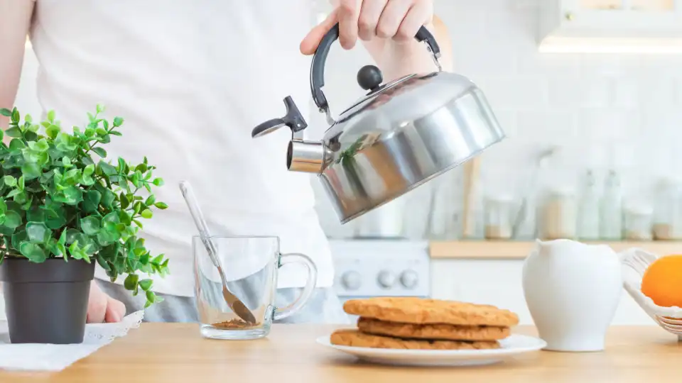 Truque económico para fazer um café instantâneo perfeito