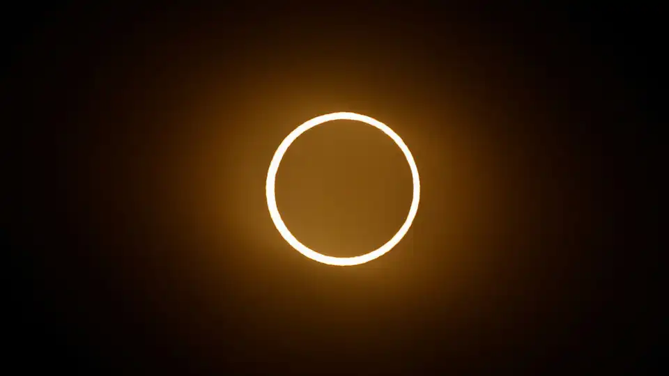 Eclipse com 'anel de fogo' encanta extremo sul da América. Eis as imagens