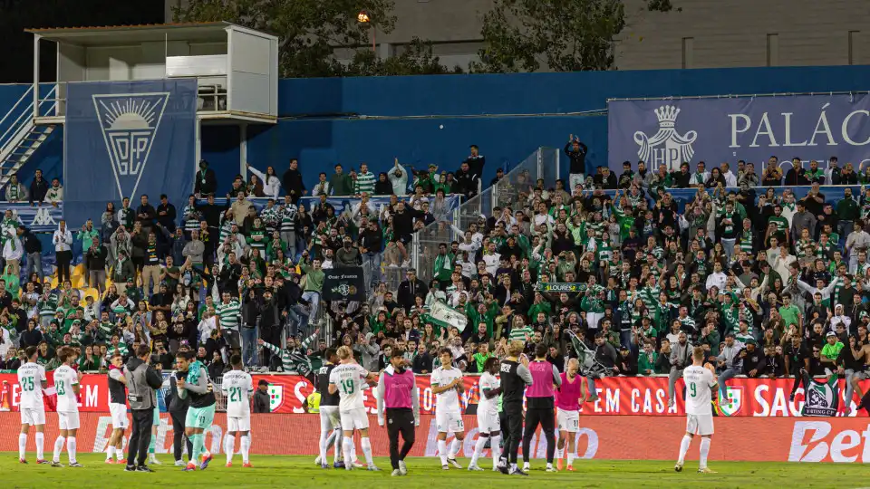 Arremesso de tochas contra Estoril vale multa de 13 mil euros ao Sporting