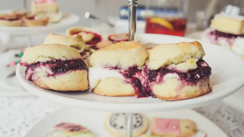 Se já lhe apetece uns scones, prepare estes com framboesa