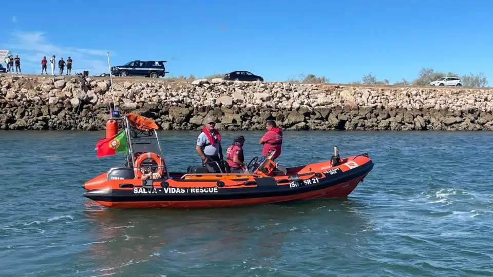 Carro de mulher desaparecida do Algarve retirado de rio. Buscas continuam