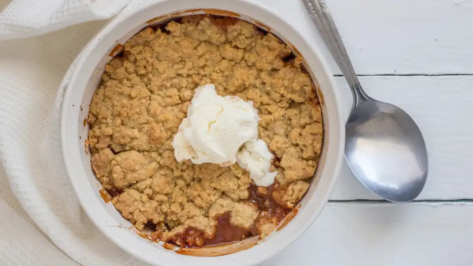 Consegue fazer um crumble de maçã delicioso na 'air fryer'. Eis a receita