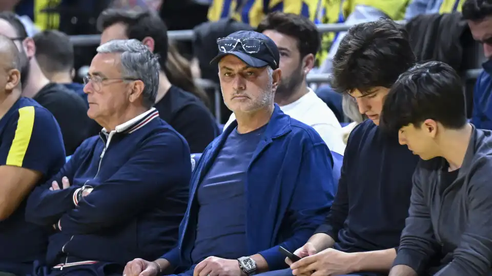 Mourinho fez pausa no futebol e foi apoiar o Fenerbahçe... em basquetebol