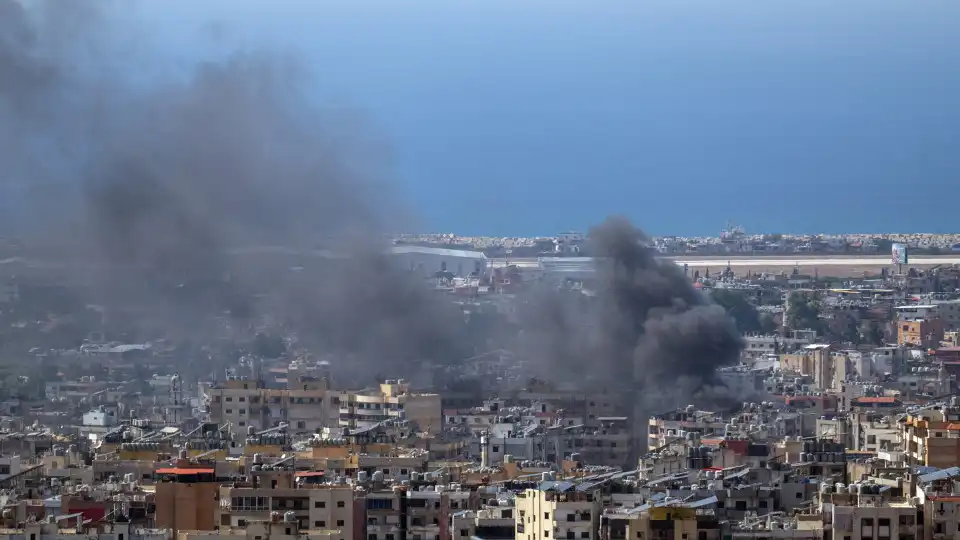 Pelo menos oito bombeiros libaneses mortos em ataque israelita