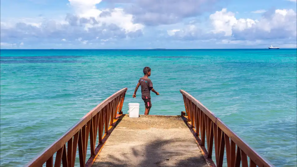 Tuvalu tem vindo a lutar contra a subida do mar. Veja as imagens