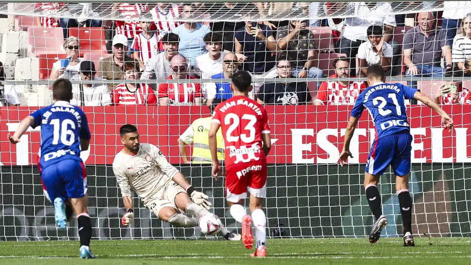 Gazzaniga 'imita' Diogo Costa com três penáltis travados e Girona sorri