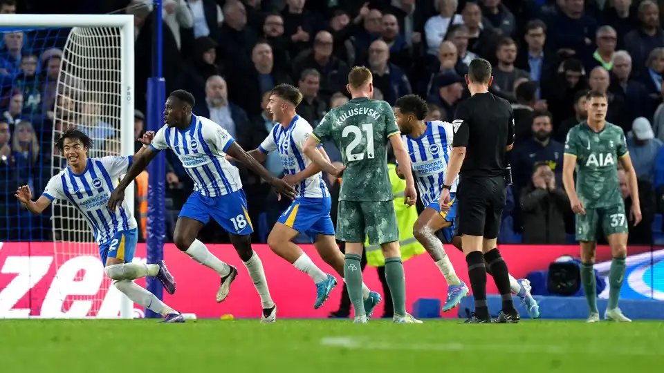 Brighton 'dá a volta' ao Tottenham com três golos... em 18 minutos